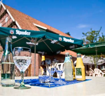 Getränke im Außenbereich des Restaurants